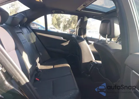 2013 Mercedes-Benz C 300 Sport 4Matic z USA, uszkodzony, nr VIN WDDGF8AB6DG131643